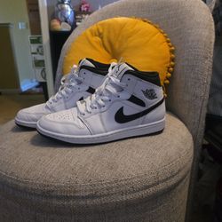 Jordan 1 Mid Size 8.5 