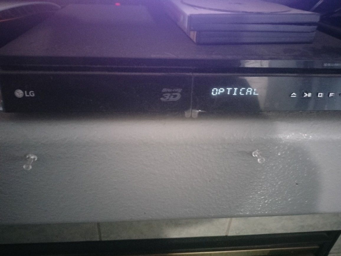 LG Blu-ray DVD Player With Two Tower Speakers