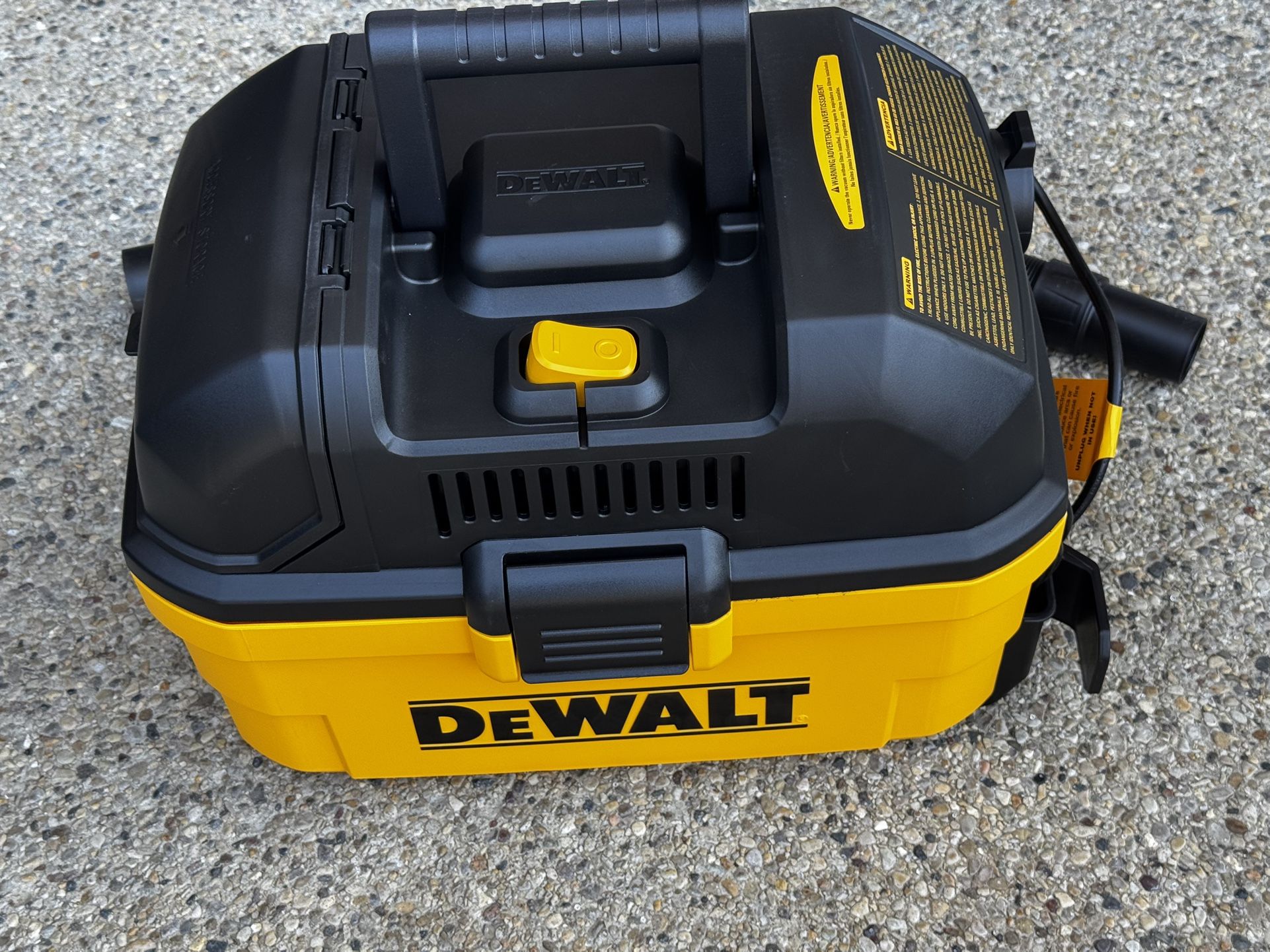 DEWALT 4.0-Gallon 5.0 HP Corded Wet/Dry Shop Vacuum with Accessories Included