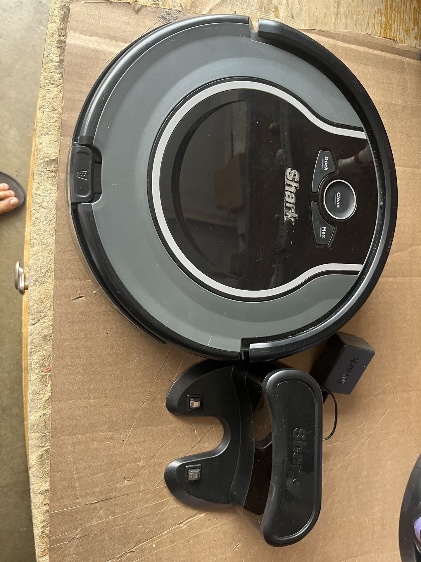 Shark Vacuum ION ROBOT R750 W / Charger