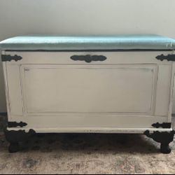 Sweet Vintage Look Blanket Chest