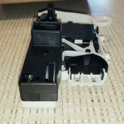WPW10306374 GEUNUINE Door lock latch assembly for front load washer Whirlpool, Maytag.
Replaces W10306374