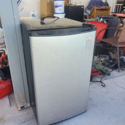 Magic Chef Small Refrigerator/Freezer