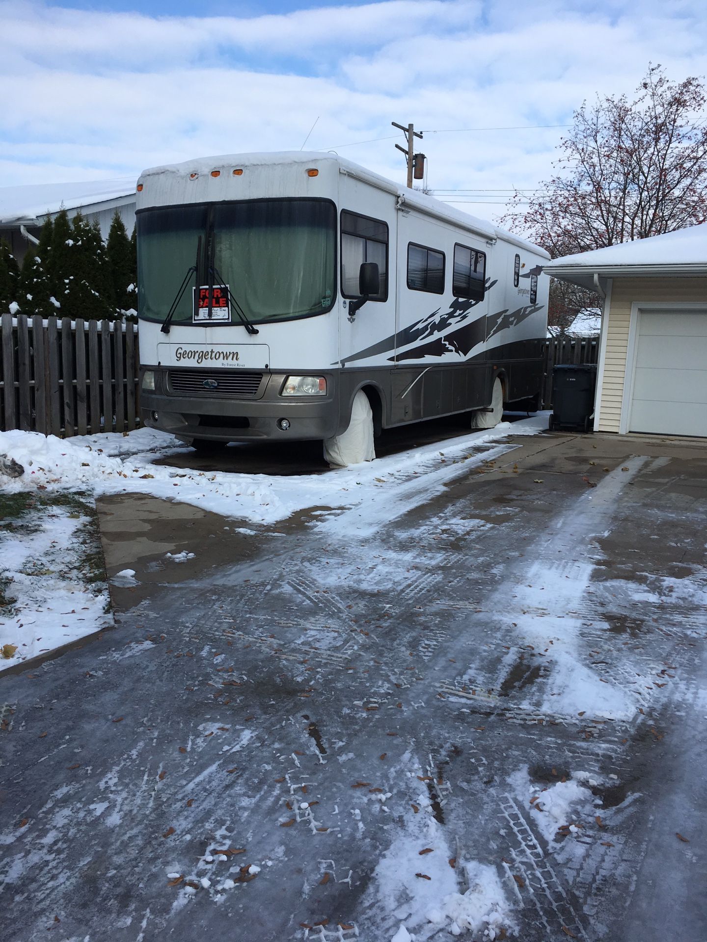 Motorhome, Georgetown by Forest River on ford chassis with Ford engine. 2006 with only 9941 actual miles. Husband has become to ill to safely operat