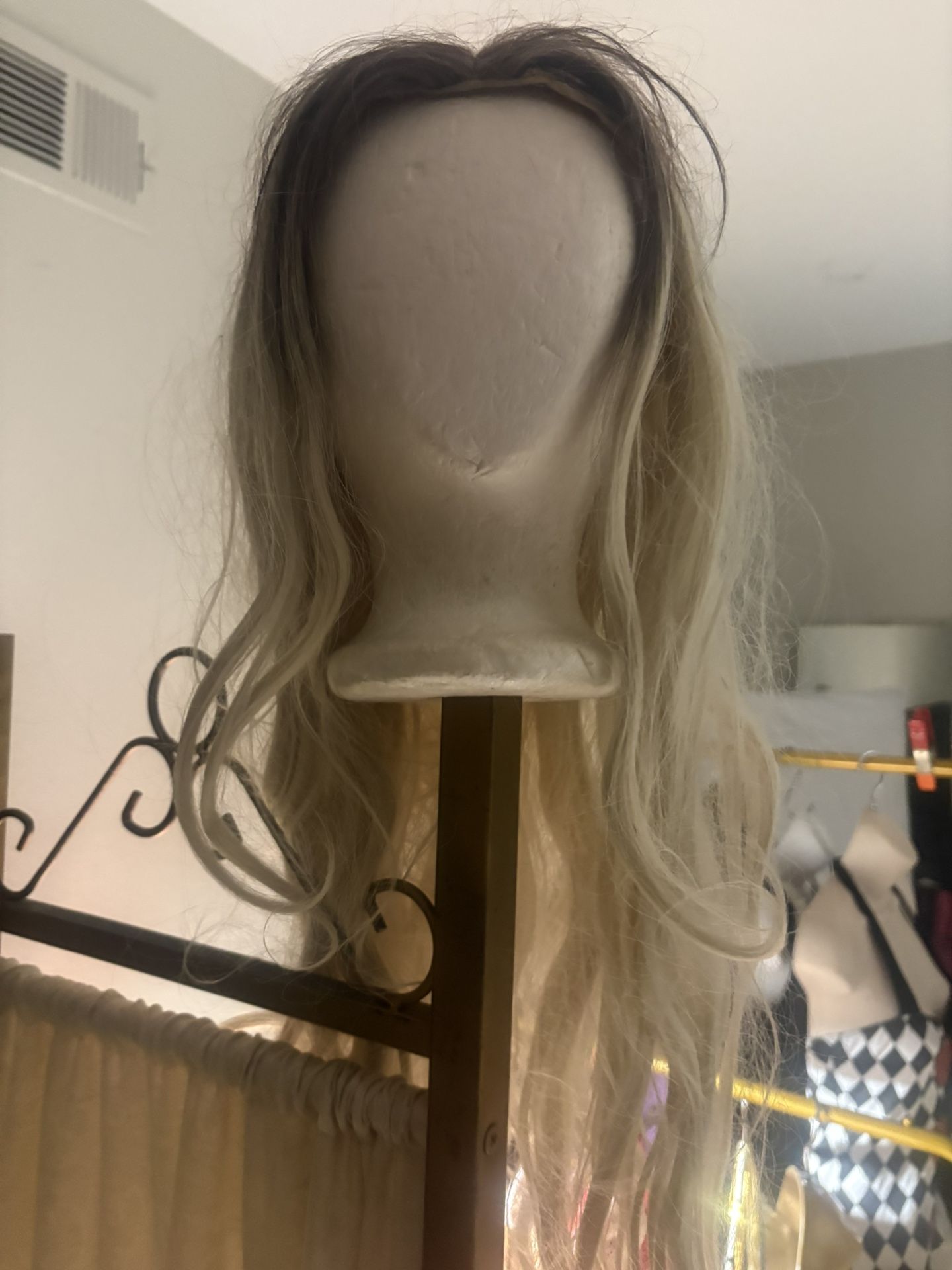 22” Long . 3 Blonde Wig Good Quality Hair. And Extensión Beautiful Color Ligth Golden Blonde Brown 