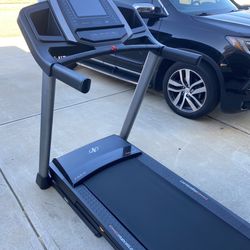 NordictTrack 6.5 Si Treadmillyy with 10” Touchscreen Like New Assembled