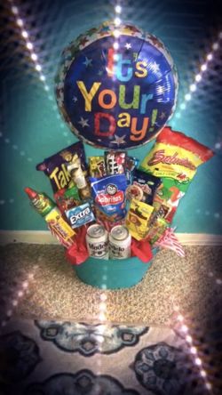 Arreglo con golosinas y cerveza para papá. Basket candy with beer for Father’s Da