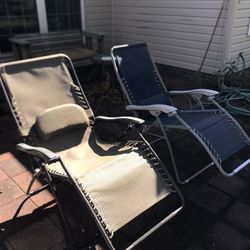 2 Outdoor Recliner Chairs Excellent Condition 