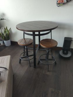Bar Stool Table With 4 Bar Stools.