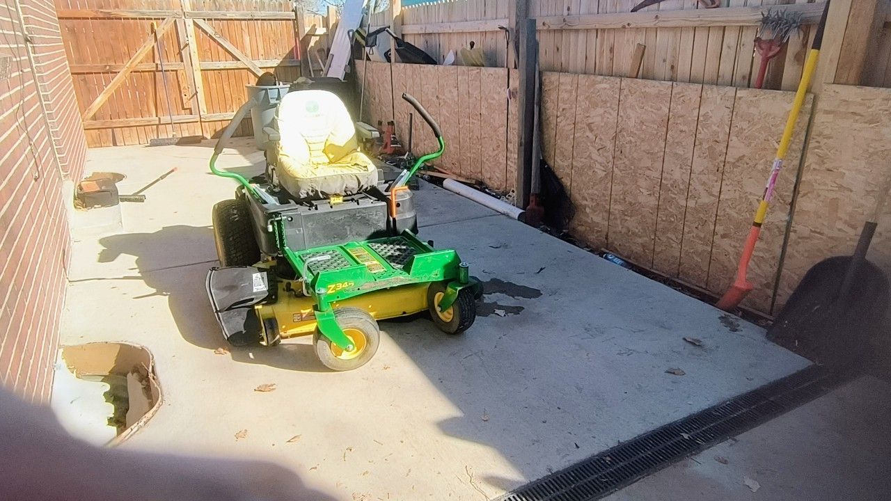 Selling A JOHN DEERE ZERO TURN Mower