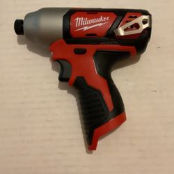 Brand New Milwaukee M12 1/4” Impact Driver.          55 Firm on Price.        55 Firme en Precio.