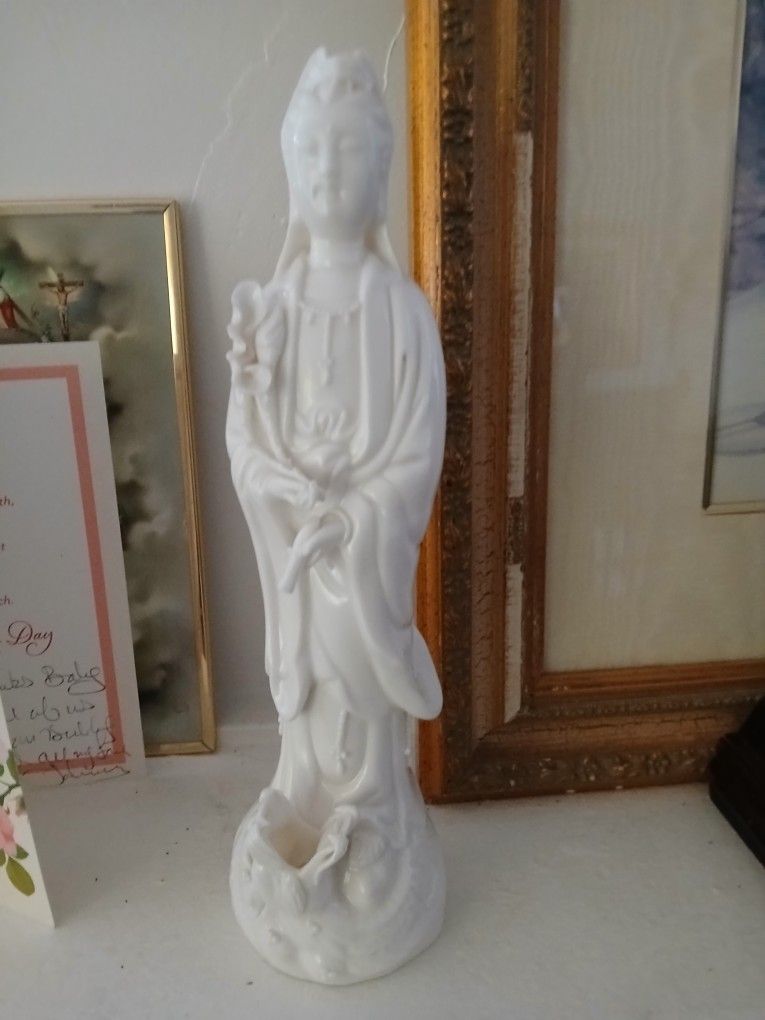 Vintage Chinese Staue Porcelin