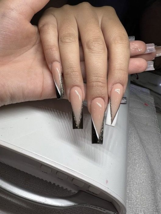 DO YOU NEED A NEW NAIL TECH???