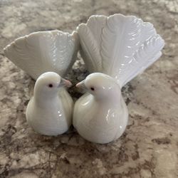 Lladro Porcelain Figurine, Kissing Doves 