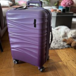 American Tourister (Carry On 20 Inch)