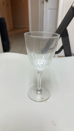 One crystal wine glass with starburst pattern