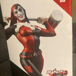 Harley Quinn Statue + Bonus Gotham City Game