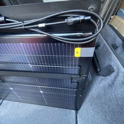 Ecoflow 220 W  litle crack working perfect  solar panel