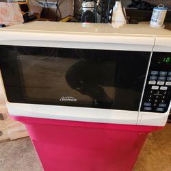 700-Watt Microwave