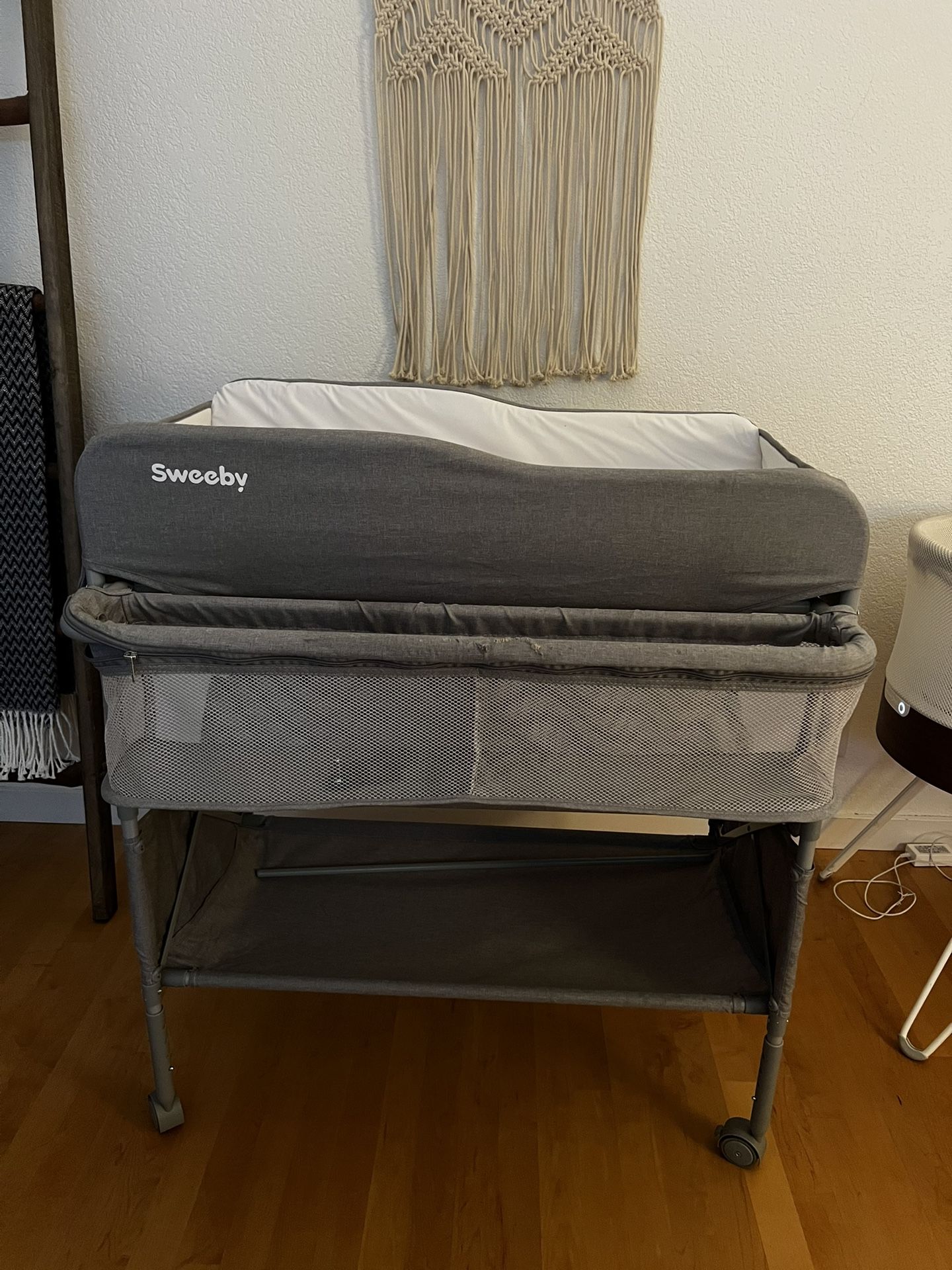 Sweeby Changing Table