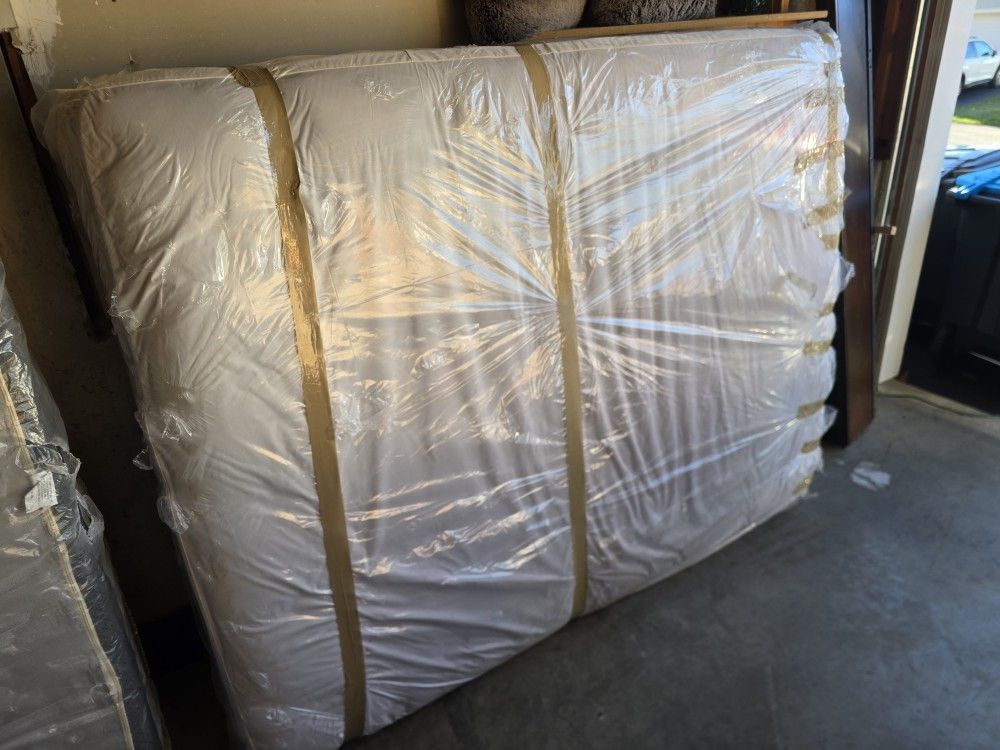 Queen Pillow Top Mattress 