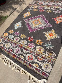 High-Quality Woven Area Rug – 5’ x 7’