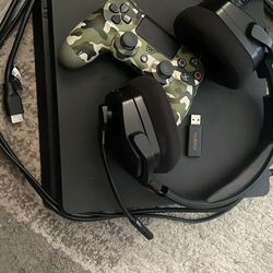 ps4 with camouflage controller n headset in perfect condition 