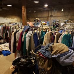 Donated Sweaters Clothes Shoes Hates Jackets Dresses Kids Clothes Socks Used Clean Home Pants Jeans Warehouse Wholesale 