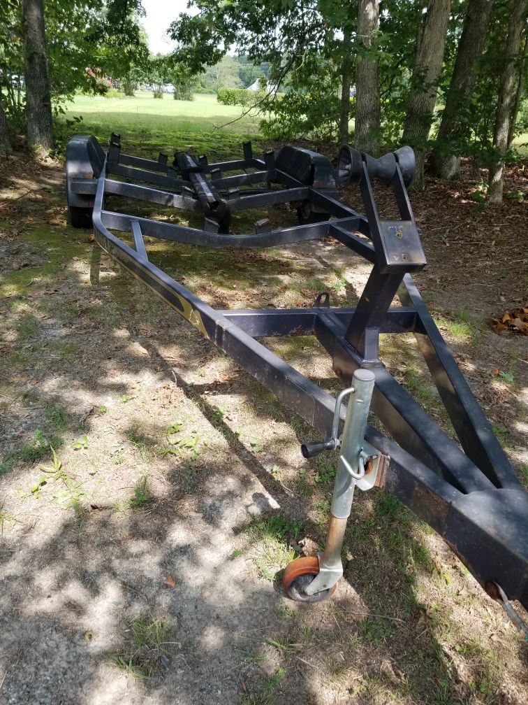 HEAVY-DUTY 20 FT. DUAL AXLE BOAT TRAILER, USING FRONT AXLE NOW TO MAKE A UTILITY TRAILER OR CONVERT BACK TO DUAL AXLE FOR HEAVY BOAT! $795. TODAY!