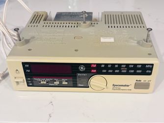 Vintage GE Spacemaker AM/FM Radio / Light Outlet Model 7-4230A Under Cabinet mounted  Works