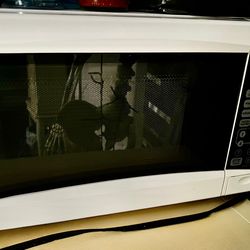 White Countertop Microwave 700W
