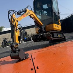 New Mini Excavtor Cabbed With A/C And Swing Boom For Sale !