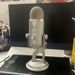 Logitech Creators Blue Yeti USB Microphone for Gaming, Streaming, Podcast, YouTube, Discord, PC, Studio Sound, Plug & Play-Silver