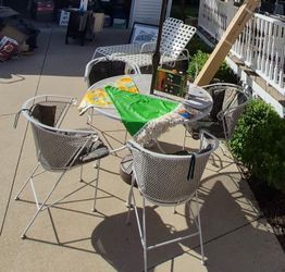 Wrought Iron Vintage Outdoor Round Table and 4 chairs.