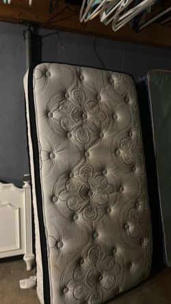 Twin mattress and boxspring
