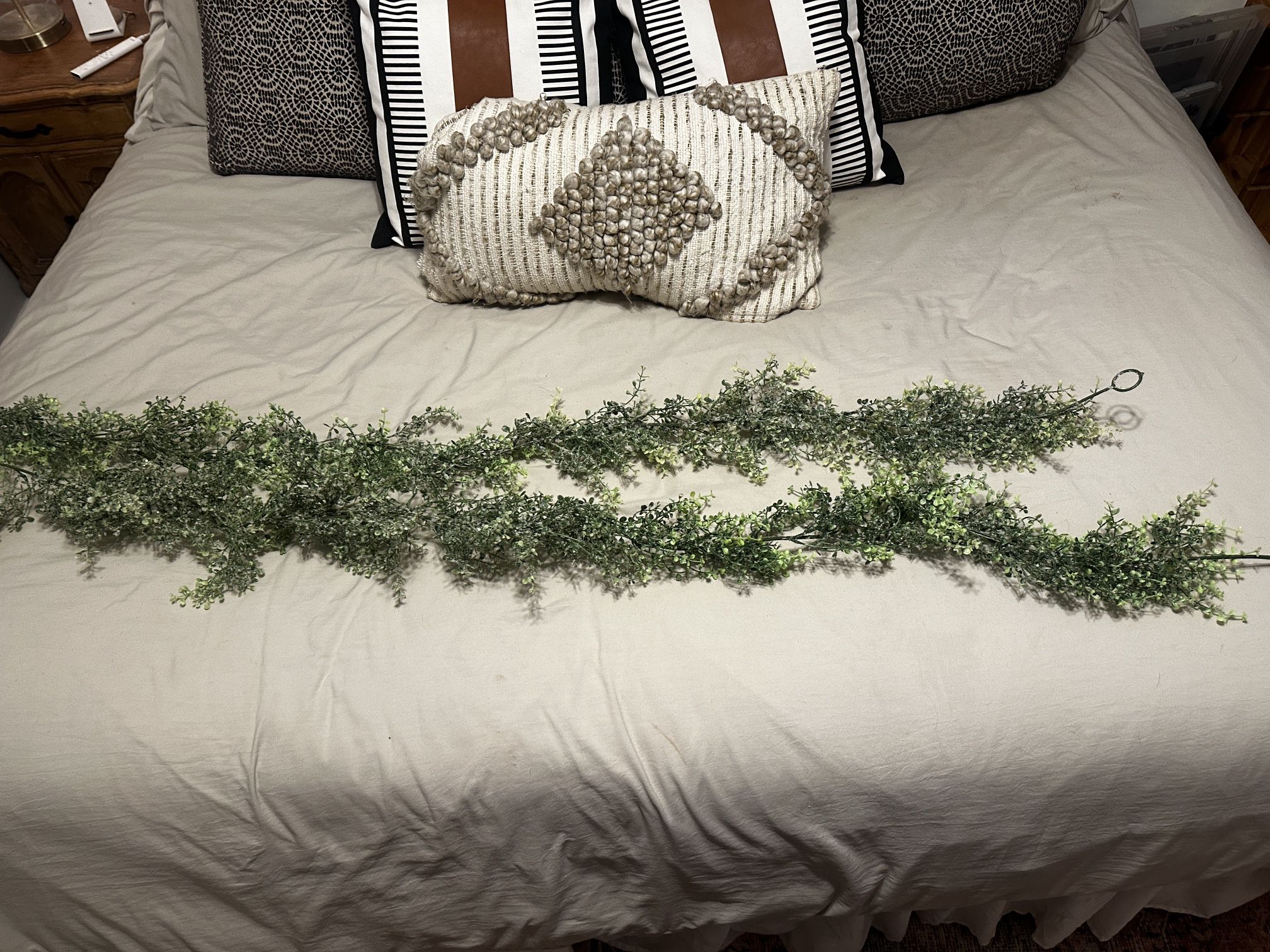 2 Artificial garland