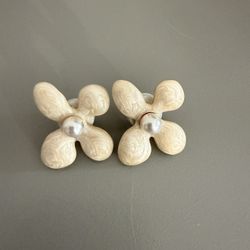 Women’s white enameled flower pearl Earrings