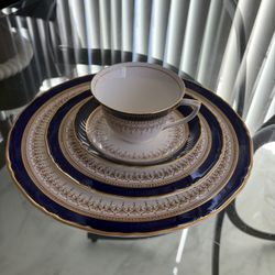 Vintage English Royal Crown Derby Regency fine bone china from Derby. Classic elegant design with deep cobalt blue border and rich gold detailing. Ori