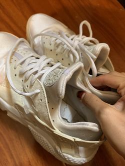 White Nike Air Huarache Shoes Size 8