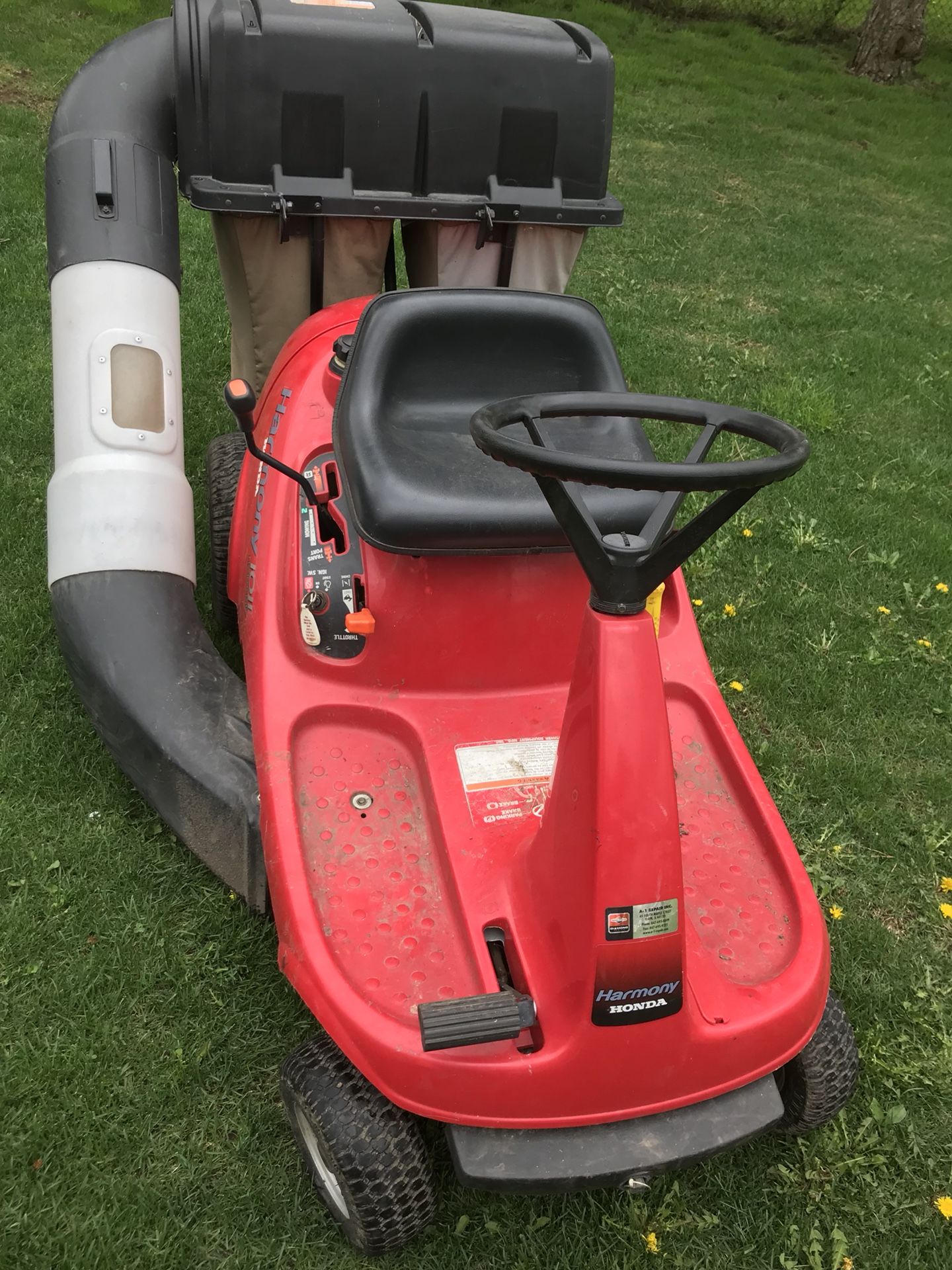 Honda harmony 1011 riding mower with bagger run and cut good for Sale in Streamwood IL OfferUp
