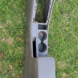 03-08 Toyota Corolla Armrest/Middle Console 