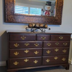 BEAUTIFUL SOLID WOOD 9 DRAWERS DRESSER 