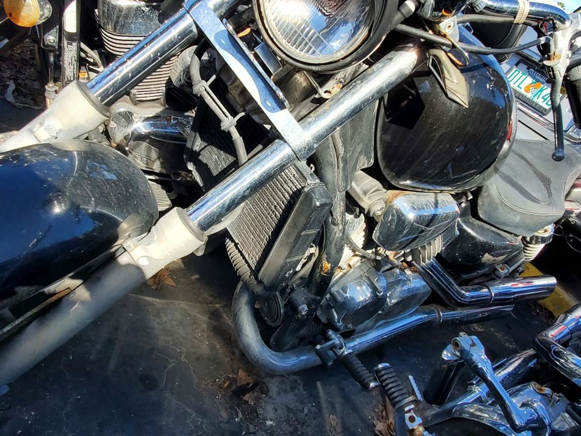 HONDA MAGNA 2004 22.000 MILES CLASSIC BIKE NEED CLEAN CARBURETOR TITLE CLEAN V4 ENGINE