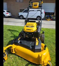 DEWALT 28 in. 224cc E-GOV Engine 3-in-1 Gas RWD Self- Propelled Lawn Mower with High Rear Wheels