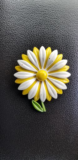 Flower enamel brooch broken stem