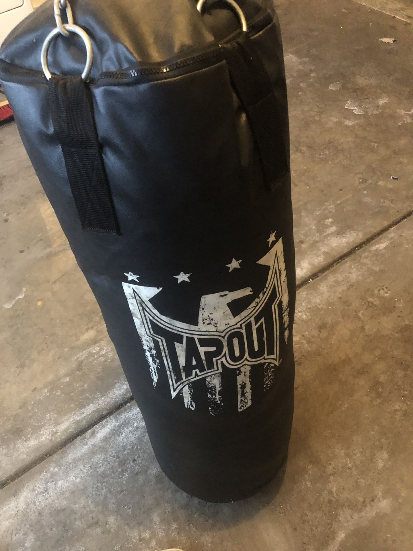 TAPOUT PUNCHING BAG