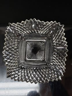 Square scalloped sawtooth glass tray