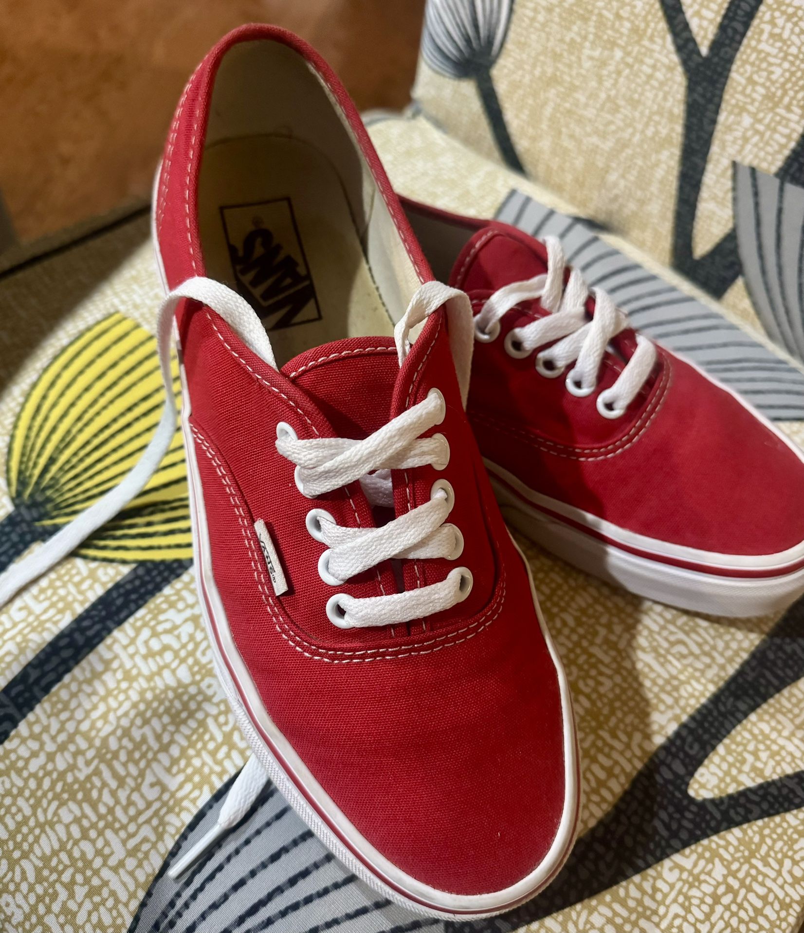 Vans Classic Authentic Red/White Sneaker/Skateboarding Shoes (Unisex 7.5M & 9W)
