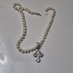 Pearl necklace with mossinite pendent