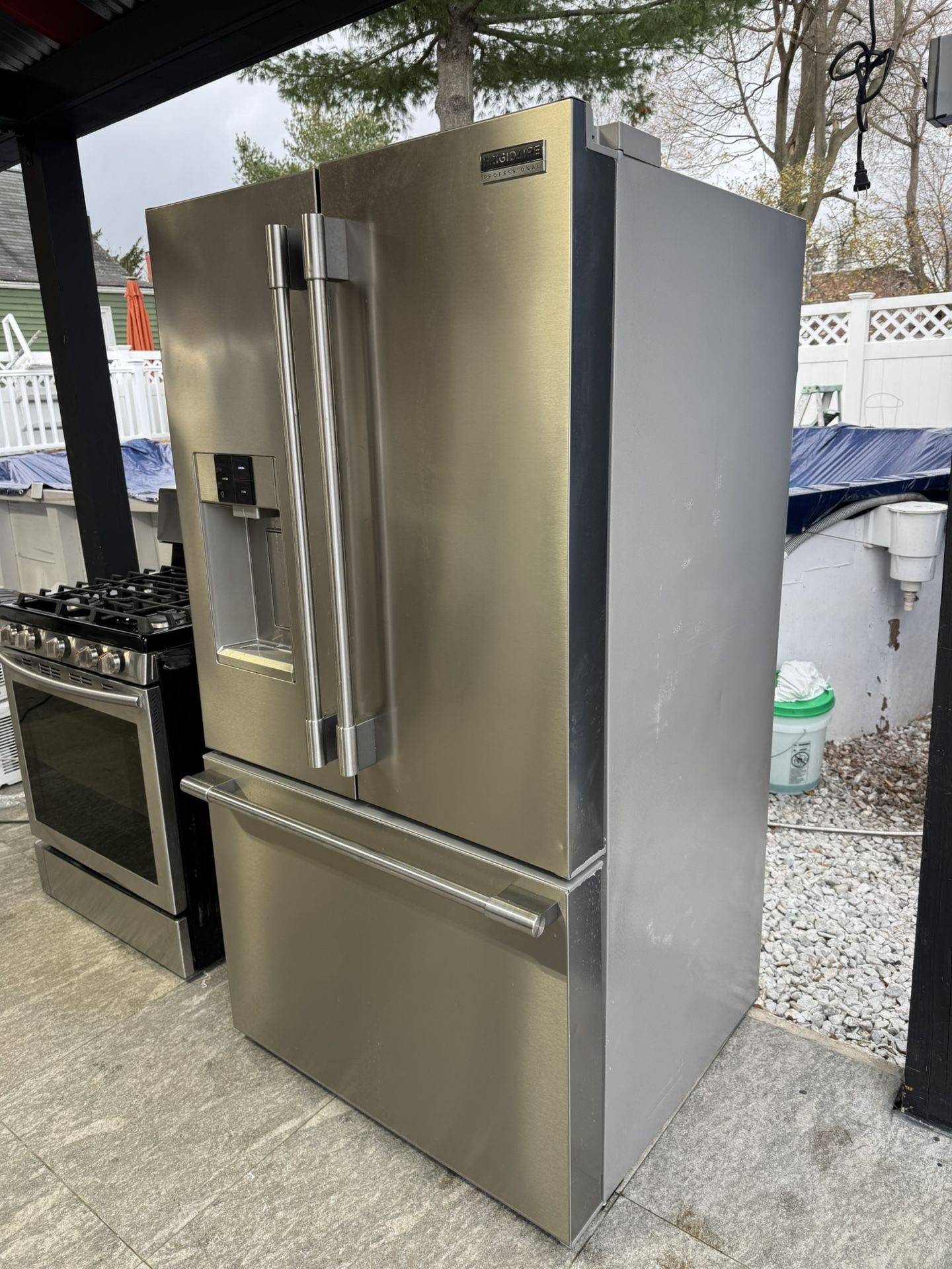 Frigidaire Professional Refrigerador 36 X 29 X 69 Almost New One Receipt For 90 Days Warranty